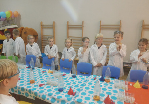Dzieci przygotowują sie do warsztatów chemicznych