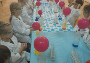 dzieci przeprowadzają eksperyment z balonami