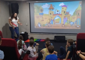 dzieci oglądają film w szkole