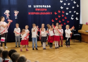 Grupa IV wykonuje piosenkę "Polak Mały"