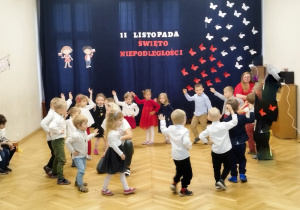 Taniec do piosenki "Płynie Wisła, płynie" w wykonaniu gr. II