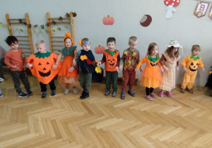 Dzieci z grupy II tańczą w jesiennych strojach