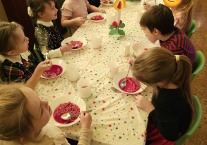 Dzieci z gr. IV śpiewają kolędy