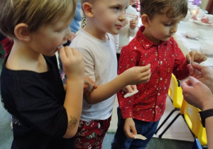 Dzieci dzielą się opłatkiem
