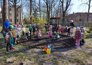 Dzieci z gr. I i III przed zasianiem łąki kwietnej