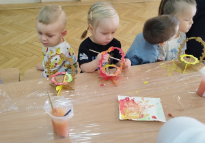 Dzieci malują swoje stroiki