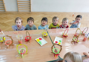 Dzieci z gr. I ze swoimi pracami