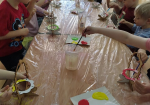 Gr. III maluje stelaże do stroików