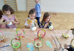 Dziewczynki ozdabiają swoje stroiki