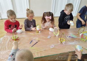 Dzieci pracują podczas warsztatów