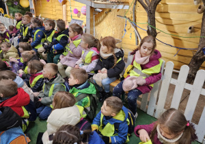 Dzieci z gr. IV podczas zajęć edukacyjnych.