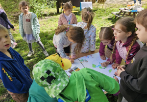 Dzieci z gr. IV malują.