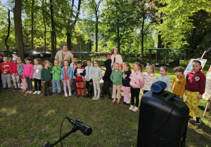 Dzieci z gr. V śpiewają piosenkę ekologiczną.
