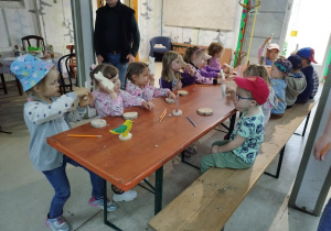 Dzieci z gr. II szkicują wygląd swojej zabawki