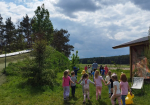 Dzieci biegną na poszukiwanie dinozaurów