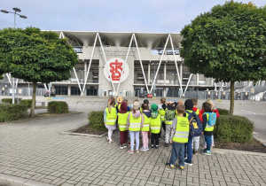 Dzieci przed stadionem