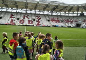 Dzieci zwiedzają stadion