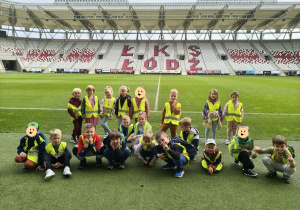 Zdjęcie grupowe na stadionie ŁKS