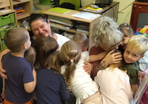 Dzieci z gr. II w uścisku z paniami pracującymi w przedszkolu