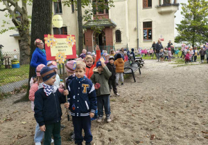 Marsz przyjaźni po przedszkolnym ogrodzie