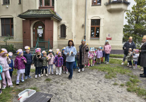 Dzieci i nauczyciele podczas marszu przyjaźni
