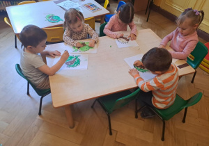Dzieci z gr. I kolorują kasztany