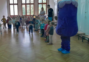 Dzieci z gr. I i gr. II razem z maskotką Hopą