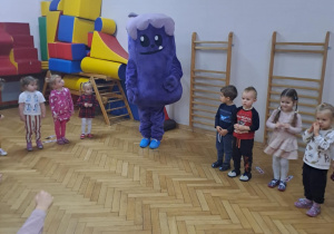 Dzieci z gr. I w czasie zabaw z Hopą