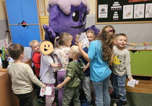 Grupa V w uścisku z maskotką Hopą