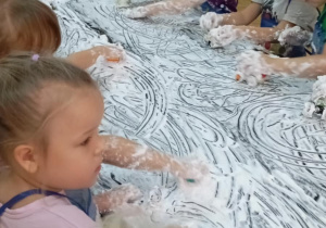 Dzieci ugniatają piankę do golenia