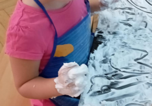 Dziewczynka cieszy się z zajęć sensorycznych