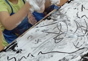 Dzieci słuchają kolejnego polecenia nauczycielki