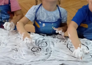 Dziewczynka zadowolona z zajęć