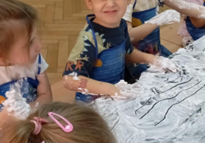 Chłopiec cieszy się z zabaw z pianką do golenia