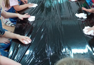 Dzieci z gr. II podczas zajęć sensorycznych