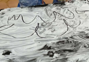 Dzieci pokazują swoje rączki całe w piance do golenia