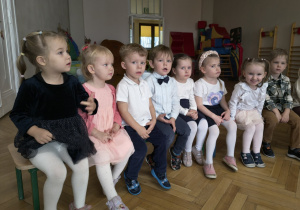 Dzieci czekają na rozpoczęcie uroczystości