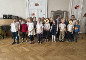 Dzieci z gr. IV śpiewają piosenkę na powitanie nowych przedszkolaków