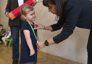Wręczenie medalu przez panią Wicedyrektor