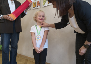 Chłopiec cieszy się, że został pasowany na przedszkolaka