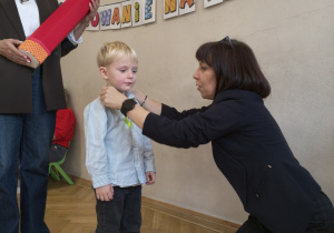 Uroczyste nałożenie medalu przez panią Wicedyrektor