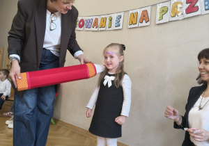 Dziewczynka podczas pasowania