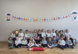 Grupowe zdjęcie na tle dekoracji