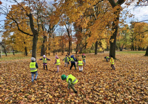 Dzieci podczas zabaw w parku