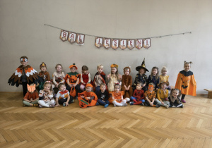 Dzieci z grupy II w jesiennych przebraniach
