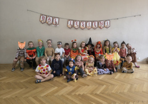 Grupa III w jesiennych strojach