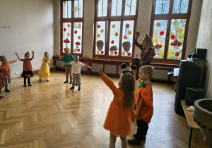 Zabawa przy jesiennej mózyce