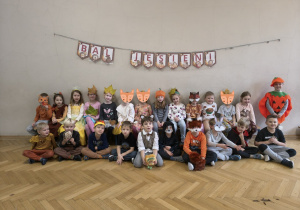 Grupowe zdjęcie przed balem gr. IV