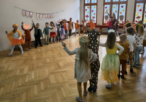 Dzieci tańczą wspólnie w dużym kole