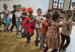 Dzieci z gr. IV w kolorowym jesiennym korowodzie